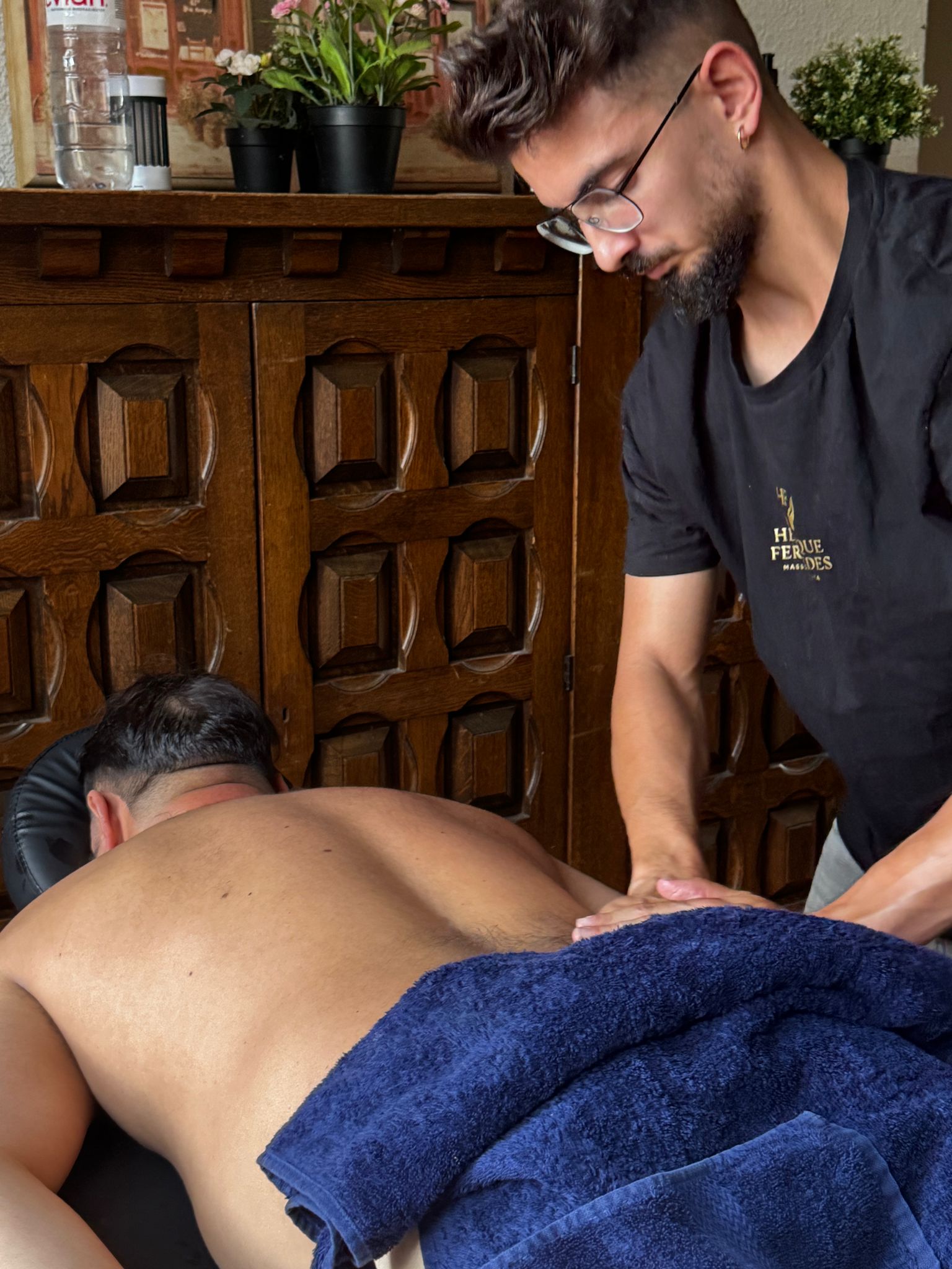 Henrique Fernandes realizando masaje profesional a paciente